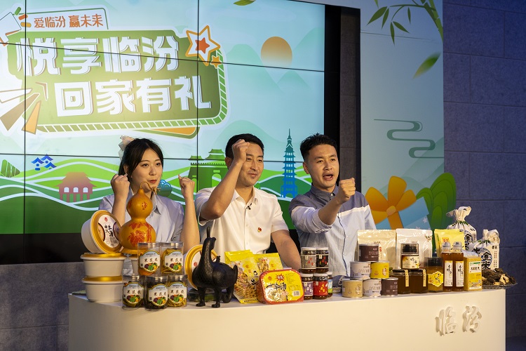 6月3日下午，在臨汾原產地商品體驗店，曲沃縣副縣長樊奇選對當地的農特產品、旅游景點進行了推介代言。鄭遠飛攝