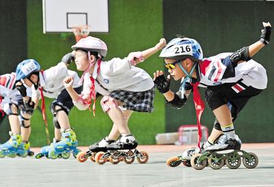 6月23日，邯鄲市邯山區(qū)實驗小學(xué)的學(xué)生在練習(xí)輪滑。 當(dāng)日是國際奧林匹克日，該小學(xué)開展了“我運動、我健康、我快樂”為主題的體育活動，通過足球、籃球、武術(shù)、輪滑、擊劍等運動，讓學(xué)生們享受運動健身的快樂，感受運動的魅力。 河北日報通訊員 郝群英攝