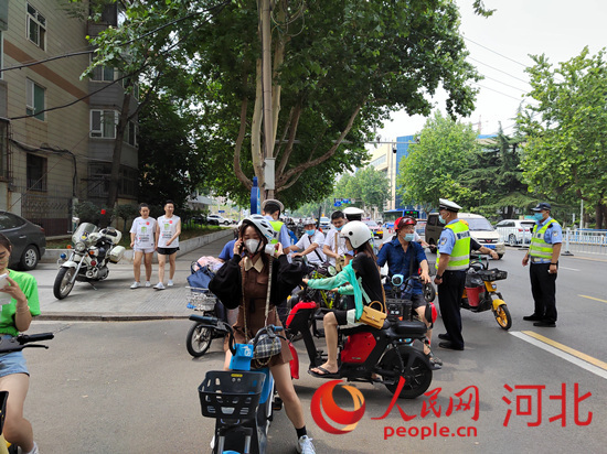石家莊交警在查處非機(jī)動(dòng)車違章。人民網(wǎng)祝龍超攝