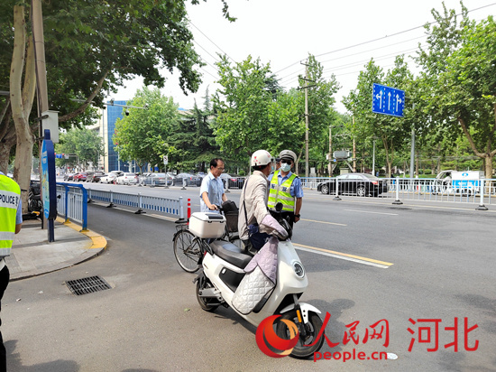 石家莊交警在查處非機(jī)動(dòng)車違章。人民網(wǎng)祝龍超攝