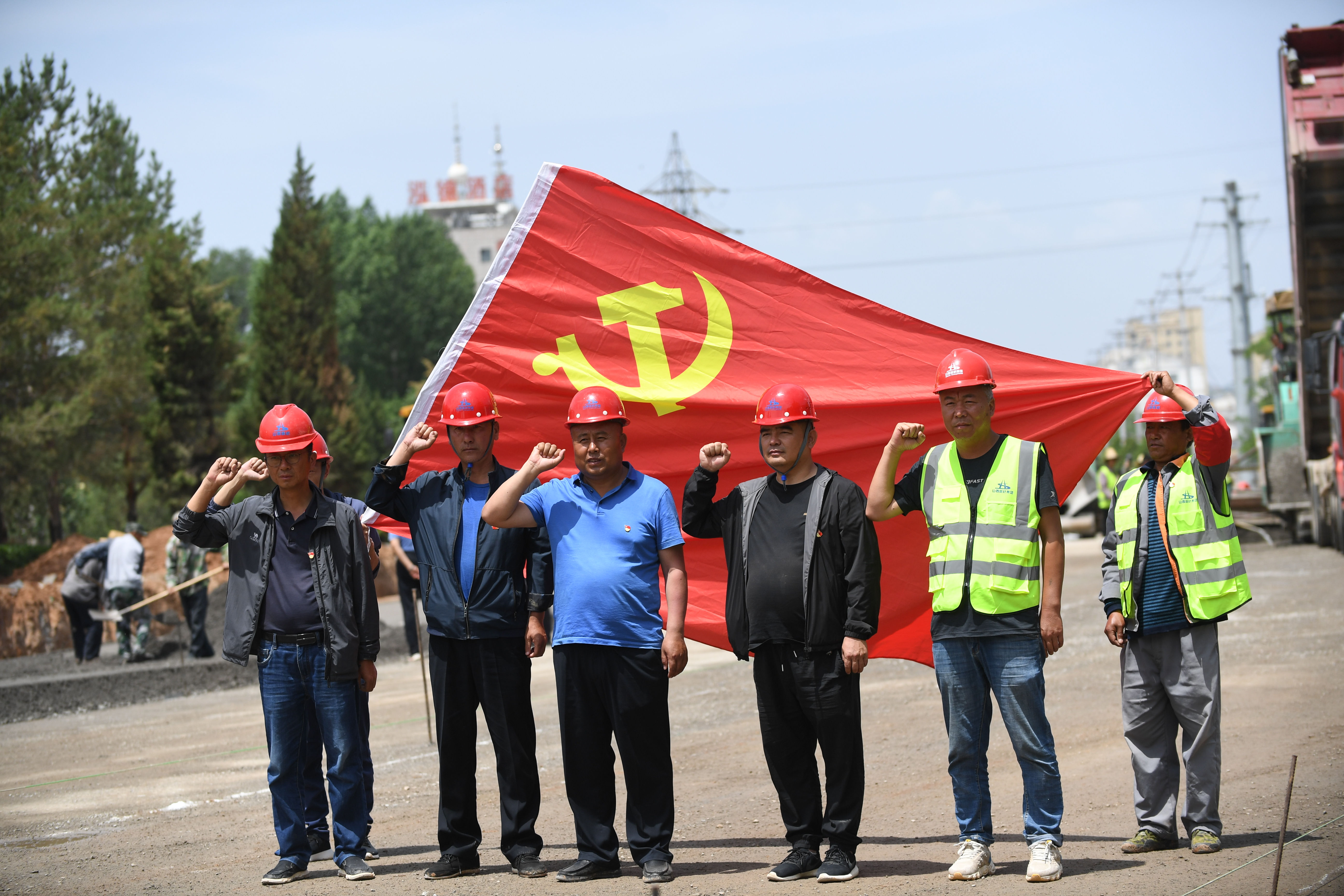 路橋工人在黨旗下宣誓。圖片由路橋公司提供