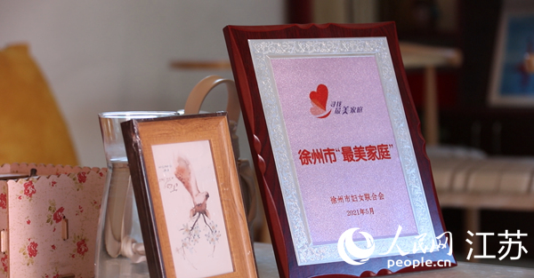 王繼蓮家庭獲得的部分榮譽。人民網(wǎng) 冷金明攝