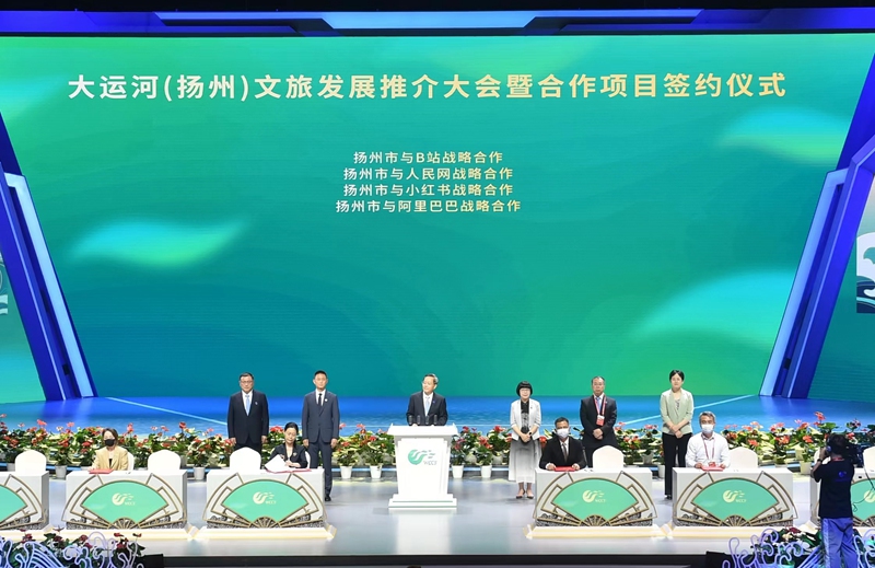揚(yáng)州市副市長劉流與人民網(wǎng)股份有限公司江蘇分公司總經(jīng)理汪崢嶸作為代表分別簽署了戰(zhàn)略合作協(xié)議。文斌攝