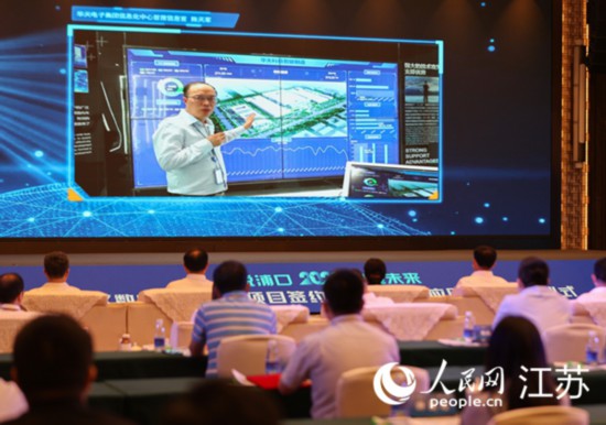 圖為浦口區(qū)集成電路企業(yè)介紹智能制造系統(tǒng)。浦口區(qū)委宣傳部供圖