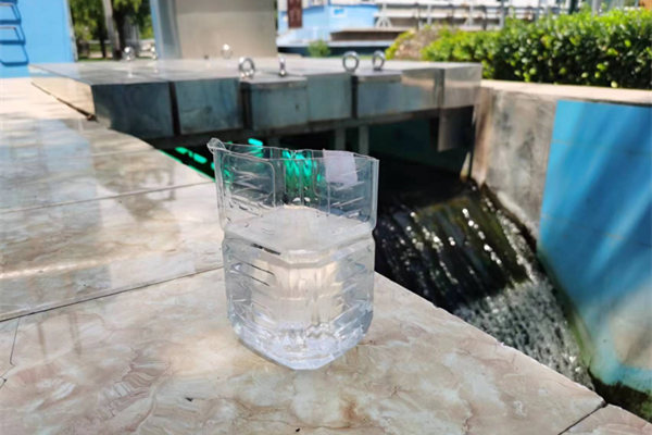 在邯鄲市雞澤縣藍(lán)天污水處理廠，污水經(jīng)過處理后清澈透明。鄭佳欣攝