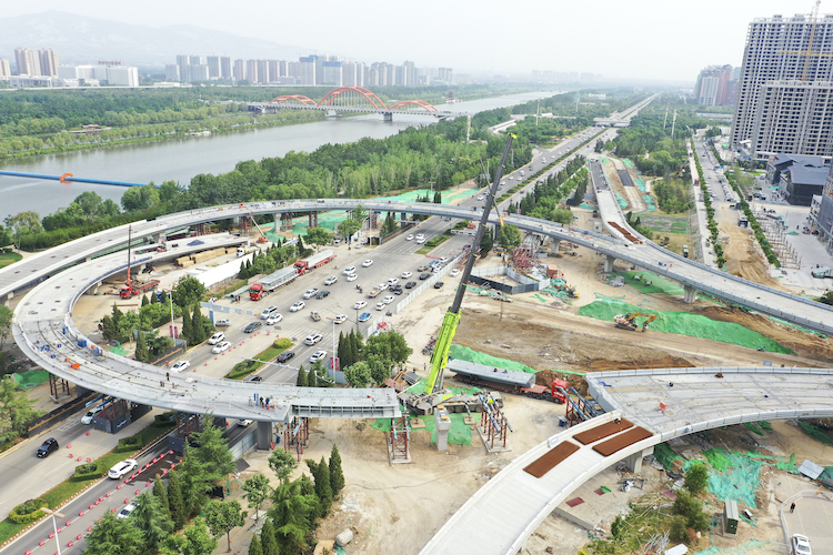 市區(qū)五一路快速通道工程西段順利合龍。