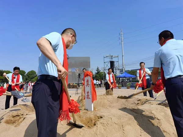 作為今年荷花節(jié)“開場秀”，理士新能源智造園區(qū)項(xiàng)目正式開工。人民網(wǎng) 馬曉波攝
