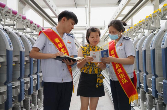 國家稅務總局常德市西洞庭西湖管理區(qū)稅務局成立青年黨員突擊隊，走進常德銀駿紡織有限公司等企業(yè)送政策、問需求、解難題。受訪單位供圖