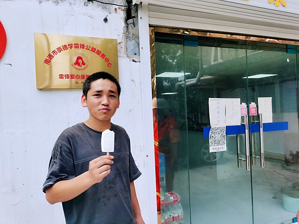 2過路司機在驛站冷飲。人民網(wǎng)記者王繼亮攝.jpg