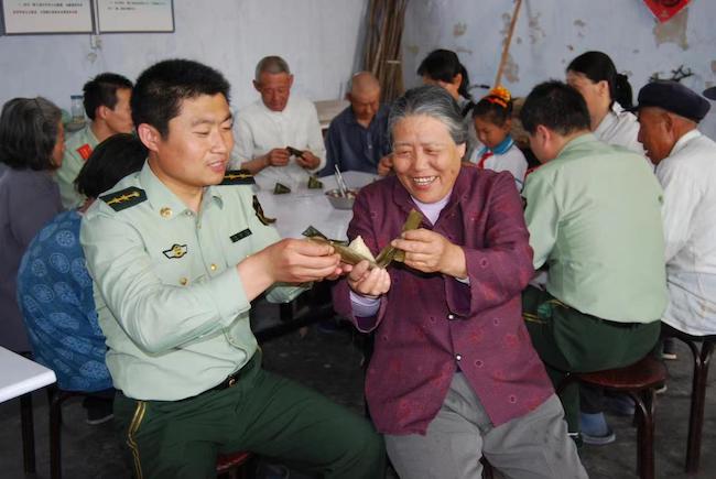 趙德恒與孤寡老人共度端午佳節(jié) 。 濱州市公安局海岸警察支隊(duì)岔尖派出所供圖