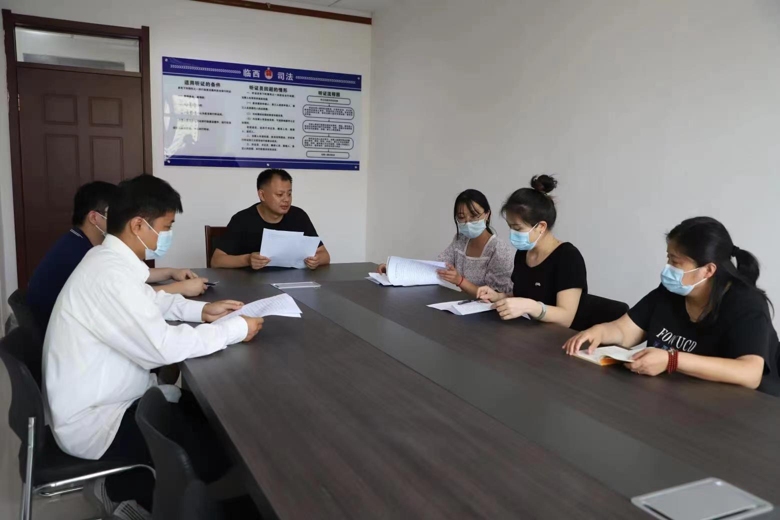 邢臺市臨西縣司法局工作人員在行政復(fù)議聽證室對行政復(fù)議事項(xiàng)開展聽證問詢。 孟凡儒攝
