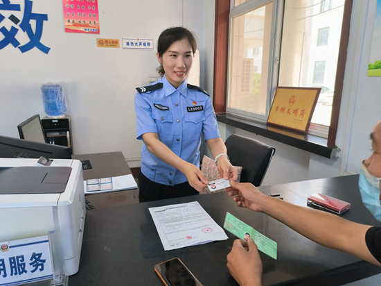 張靜正在為群眾辦理業(yè)務(wù)。 趙凱攝