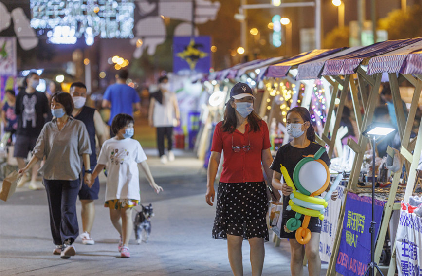 青年無限宇宙潮動市集匯聚眾多文創(chuàng)產(chǎn)品，豐富市民夜生活。王英浩攝