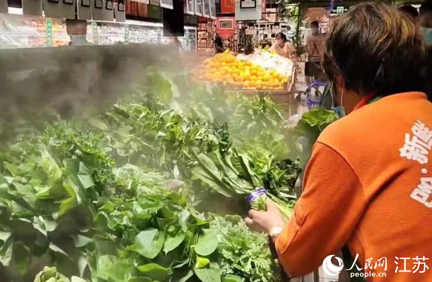 在大潤發(fā)長江北路店里，果蔬、肉蛋等生活必需品種類齊全，供應充足，市民正有序選購。無錫市委網(wǎng)信辦供圖