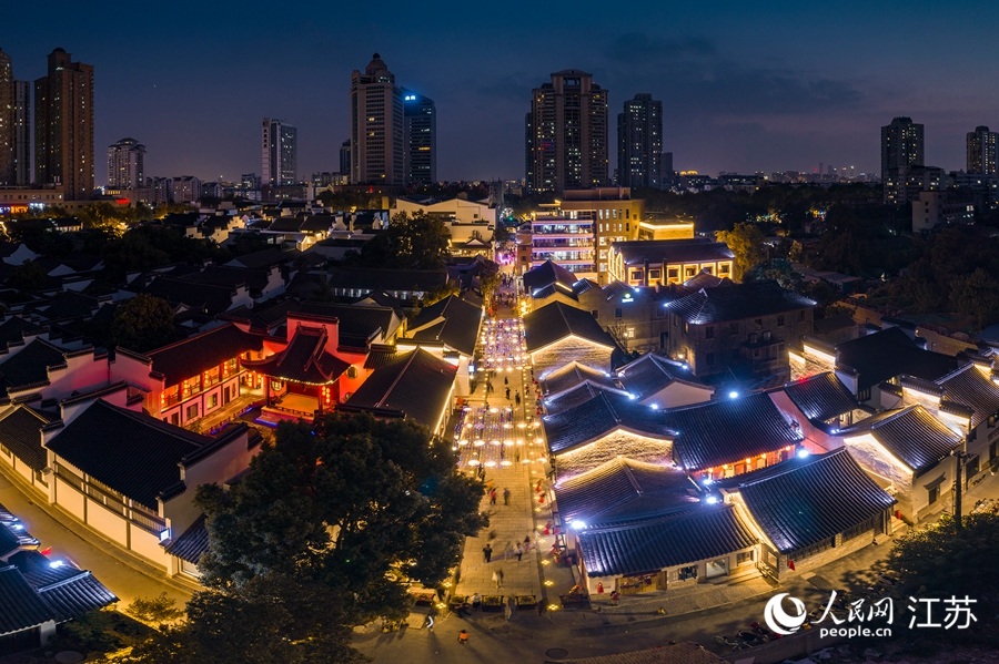 熙南里歷史文化休閑街區(qū)夜景。熙熙攝