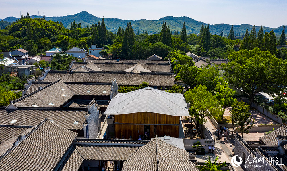 7月23日，空中俯瞰位于寧波市江北區(qū)慈城鎮(zhèn)的抱珠樓。人民網(wǎng) 章勇濤攝