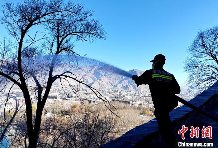 12月6日，布達(dá)拉宮消防救援大隊(duì)在布達(dá)拉宮山體林草區(qū)域開展?jié)窕ぷ鳌！㈣?攝