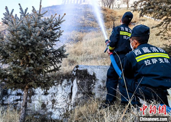 12月6日，布達(dá)拉宮消防救援大隊(duì)在布達(dá)拉宮山體林草區(qū)域開展?jié)窕ぷ??！㈣?攝