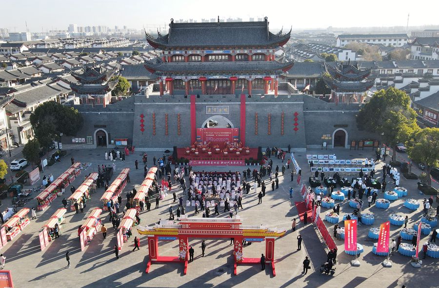 城門(mén)掛春聯(lián)，金湖沖刺“開(kāi)門(mén)紅”。陳義寶攝