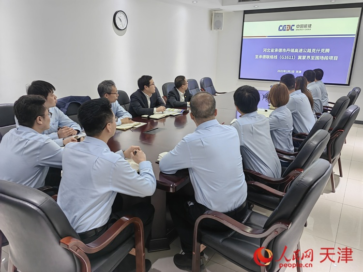 近日，中能建路橋工程有限公司領(lǐng)導(dǎo)班子成員與員工開會討論，如何根據(jù)今年的項(xiàng)目招聘合適的優(yōu)秀人才。  人民網(wǎng) 孫翼飛攝