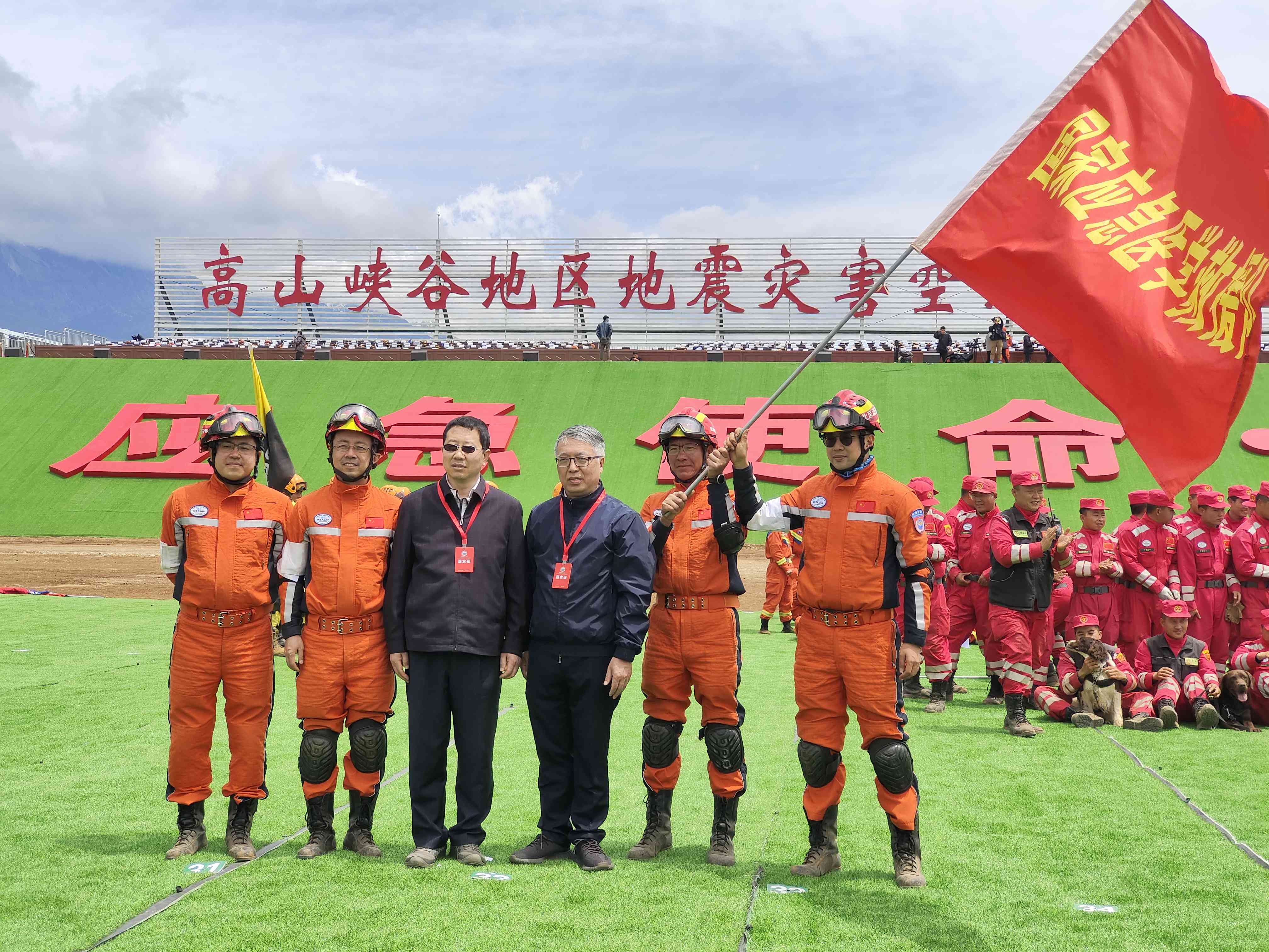 呂國(guó)忠以總領(lǐng)隊(duì)身份，帶領(lǐng)國(guó)家應(yīng)急醫(yī)學(xué)救援隊(duì)演練。受訪者供圖