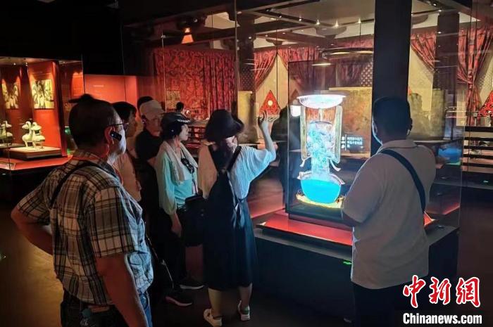 圖為臺灣新北市永和區(qū)里長聯(lián)誼會江西參訪團一行在南昌漢代?；韬顕z址博物館內(nèi)參觀展出的珍貴文物?！●樞↓?攝