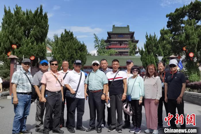 圖為臺灣新北市永和區(qū)里長聯(lián)誼會江西參訪團一行在南昌滕王閣前合影?！×鴷缘?攝