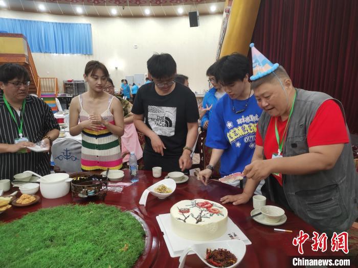 圖為內(nèi)蒙古臺(tái)辦為臺(tái)胞過生日?！±類燮?攝