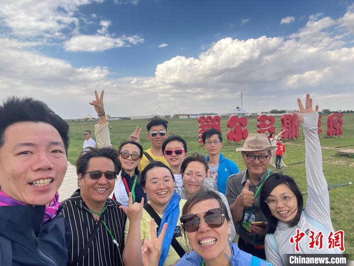圖為臺(tái)胞在鄂爾多斯草原合影?！∪~冠賢 攝