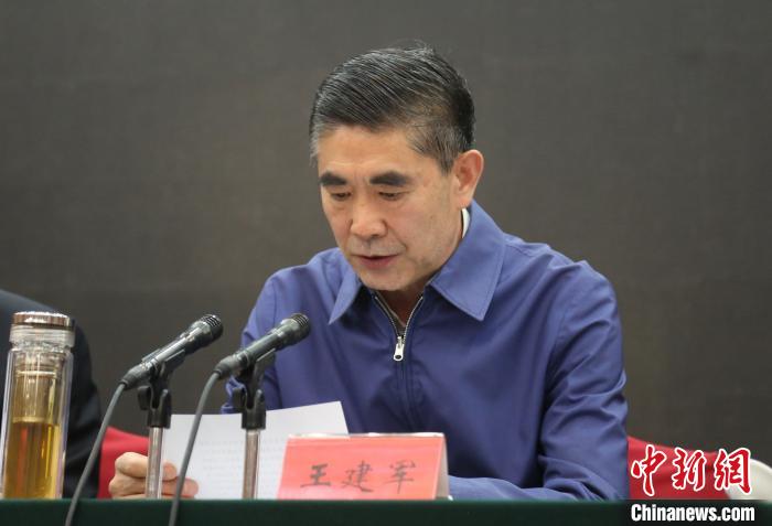 圖為青海省委書(shū)記王建軍出席會(huì)議并作講話?！?zhí)砀?攝