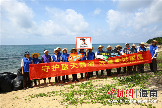 環(huán)保志愿者呼吁停止隨地扔垃圾、破壞環(huán)境等不文明行為。