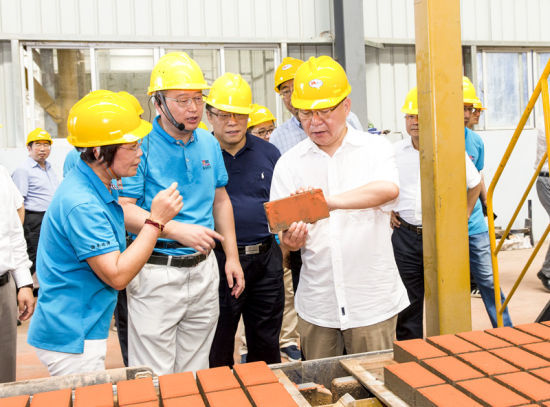 2019年6月21日下午，省長沈曉明在三亞建筑廢棄物綜合利用廠，查看用建筑廢棄物綜合處理后制成的再生水泥磚。海南日?qǐng)?bào)記者 宋國強(qiáng) 攝
