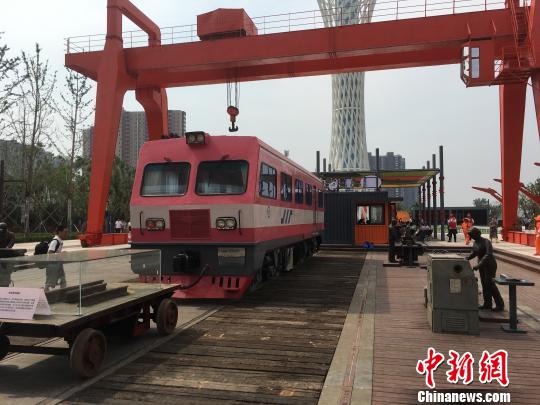 公園內(nèi)的火車車廂與貨場龍門吊等工業(yè)遺跡。　高紅超 攝