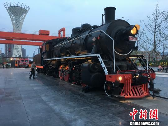 公園內(nèi)保留布置了蒸汽時代火車頭?！「呒t超 攝