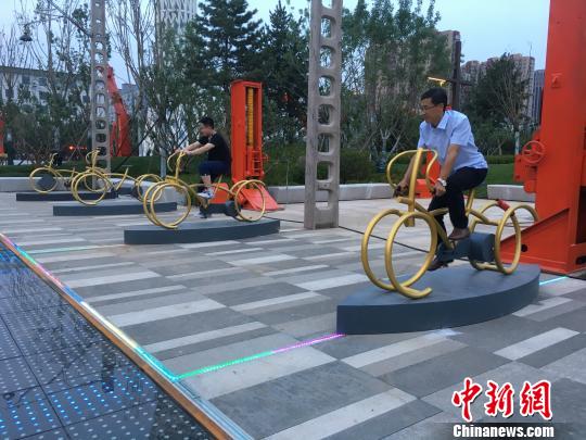 市民使用公園內(nèi)的健身設(shè)施?！「呒t超 攝