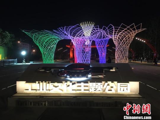 夜晚，奧運“五色樹”的燈光。　高紅超 攝