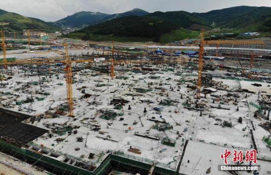 6月28日，航拍鏡頭下的河北張家口冬奧會太子城冰雪小鎮(zhèn)項目。太子城冰雪小鎮(zhèn)項目位于2022年冬奧會張家口賽區(qū)核心區(qū)，連接張家口賽區(qū)云頂和古楊樹兩個競賽場館群，建成后將承擔(dān)賽時核心區(qū)配套保障功能，提供冬奧頒獎、貴賓接待、交通換乘、休閑娛樂等服務(wù)，賽后將成為一座國際化四季度假小鎮(zhèn)。 中新社記者 楊艷敏 攝