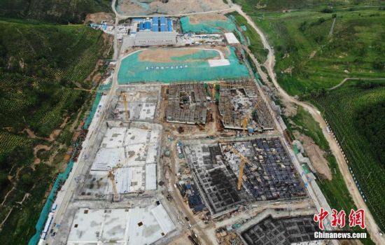 6月28日，航拍鏡頭下的河北張家口冬奧會太子城冰雪小鎮(zhèn)項目。太子城冰雪小鎮(zhèn)項目位于2022年冬奧會張家口賽區(qū)核心區(qū)，連接張家口賽區(qū)云頂和古楊樹兩個競賽場館群，建成后將承擔(dān)賽時核心區(qū)配套保障功能，提供冬奧頒獎、貴賓接待、交通換乘、休閑娛樂等服務(wù)，賽后將成為一座國際化四季度假小鎮(zhèn)。 中新社記者 楊艷敏 攝