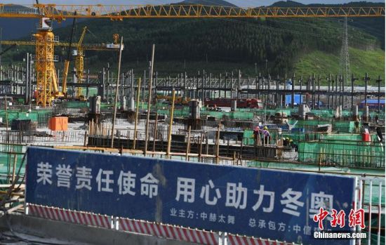 6月28日，河北張家口冬奧會太子城冰雪小鎮(zhèn)項目現(xiàn)場。太子城冰雪小鎮(zhèn)項目位于2022年冬奧會張家口賽區(qū)核心區(qū)，連接張家口賽區(qū)云頂和古楊樹兩個競賽場館群，建成后將承擔(dān)賽時核心區(qū)配套保障功能，提供冬奧頒獎、貴賓接待、交通換乘、休閑娛樂等服務(wù)，賽后將成為一座國際化四季度假小鎮(zhèn)。 中新社記者 楊艷敏 攝