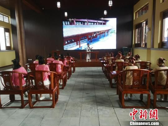 學(xué)生們在大原書院誦讀國學(xué)經(jīng)典?！⊥貔i 攝