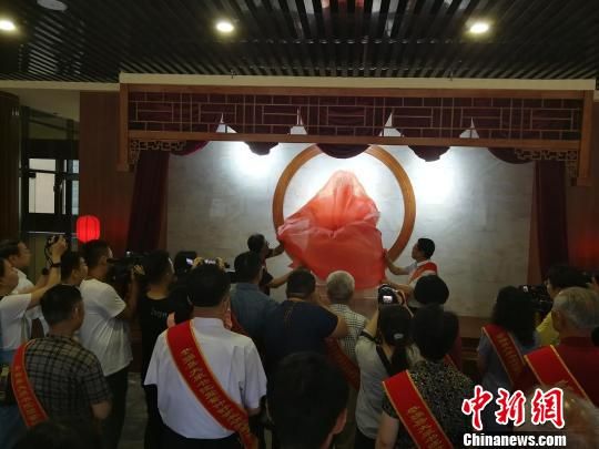 為董子石像揭幕?！⊥貔i 攝