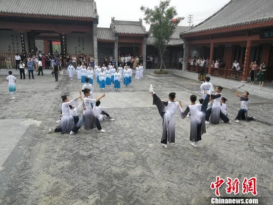 誦讀國學(xué)經(jīng)典展演?！⊥貔i 攝