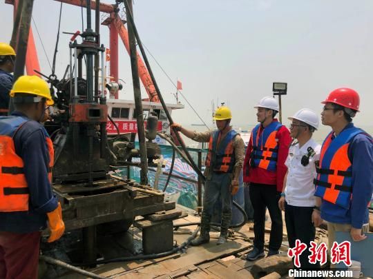 圖為勘察設(shè)計(jì)人員與常熟海事局執(zhí)法船在現(xiàn)場配合鉆探施工?！∥赫?攝