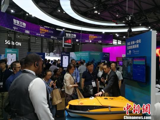 圖為現(xiàn)場(chǎng)人員講解5G“天地一體化”生態(tài)檢測(cè)系統(tǒng)?！∪伟厮?攝