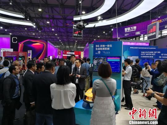 雄安新區(qū)展臺(tái)吸引不少眾多觀眾駐足關(guān)注?！∪伟厮?攝