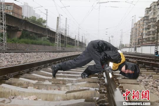 蘭州西工務(wù)段蘭州線路車間職工檢查線路幾何尺寸?！⊥豕廨x 攝