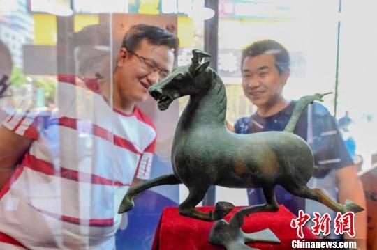 甘肅省博物館將榮登《國家寶藏》的文物銅奔馬和人頭形器口彩陶瓶搬到了絲路如意餐廳，讓顧客在餐廳內(nèi)就能近距離的和文物面對面?！＄娦?攝