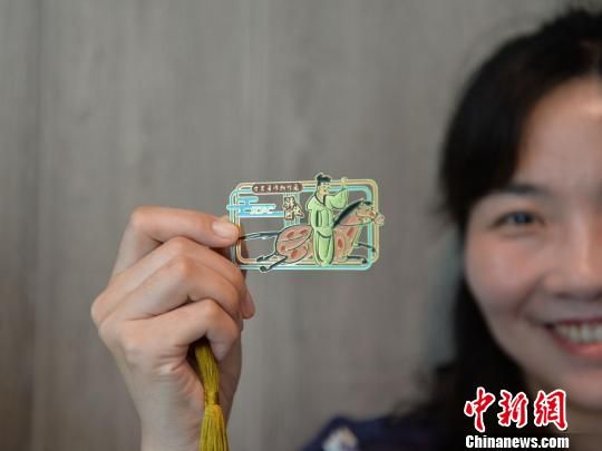 絲路主題餐廳內(nèi)推出的文創(chuàng)產(chǎn)品?！＄娦?攝