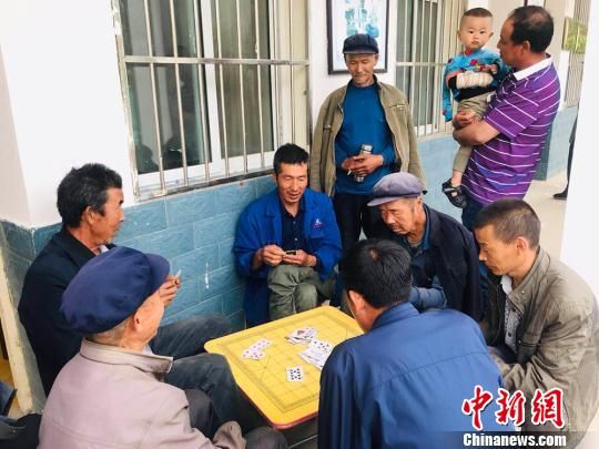圖為老年人“興趣驛站”中的棋牌組?！“瑧c龍 攝