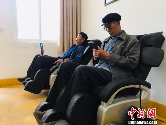 袁家壩村老年人使用按摩椅。　艾慶龍 攝